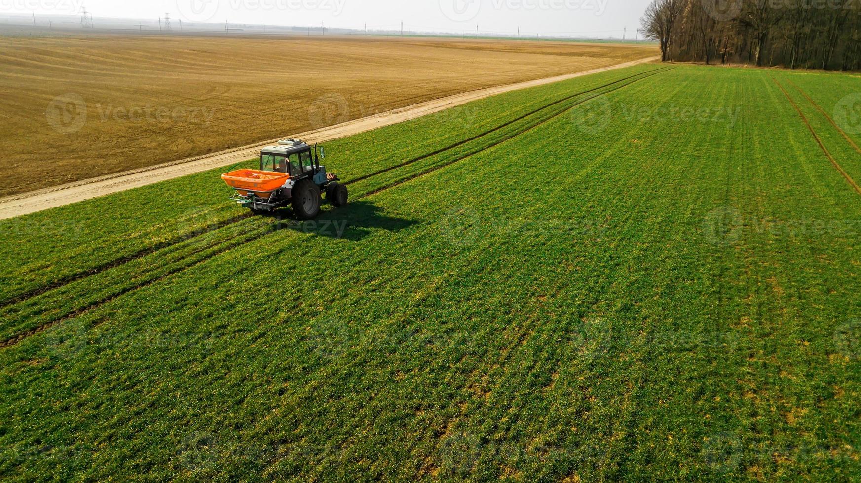 tractor en un campo verde. encuesta aérea foto
