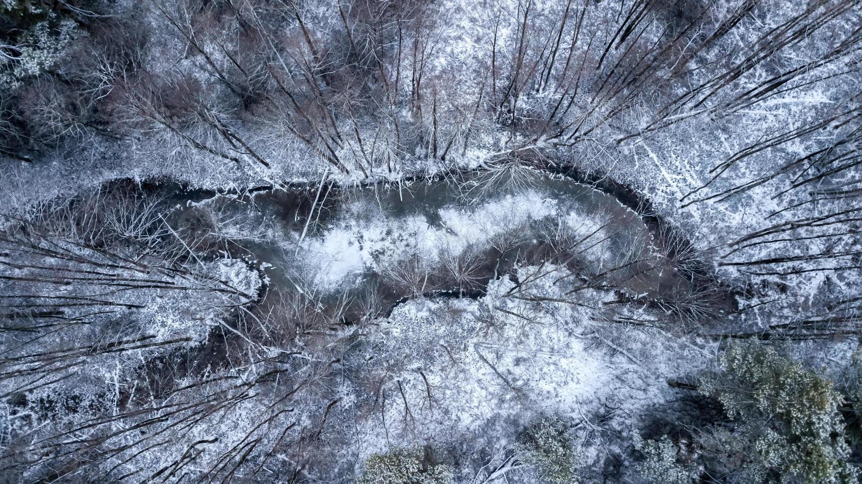 lago congelado en el bosque de invierno. fotografía aérea con cuadricóptero foto
