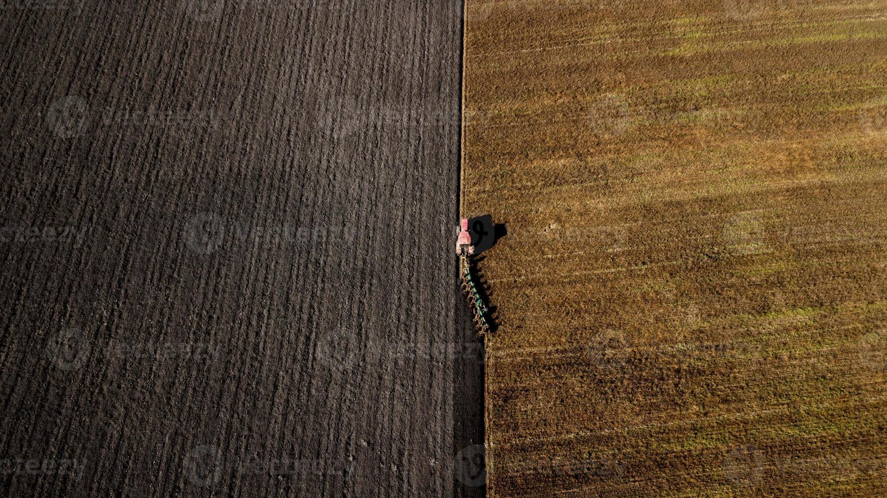 tractor arando el campo foto