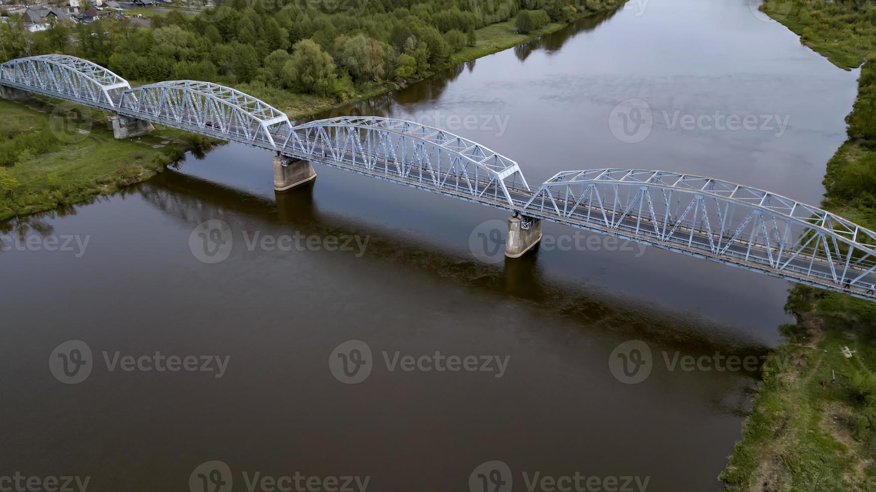 puente de hierro sobre la vista del río desde el dron foto