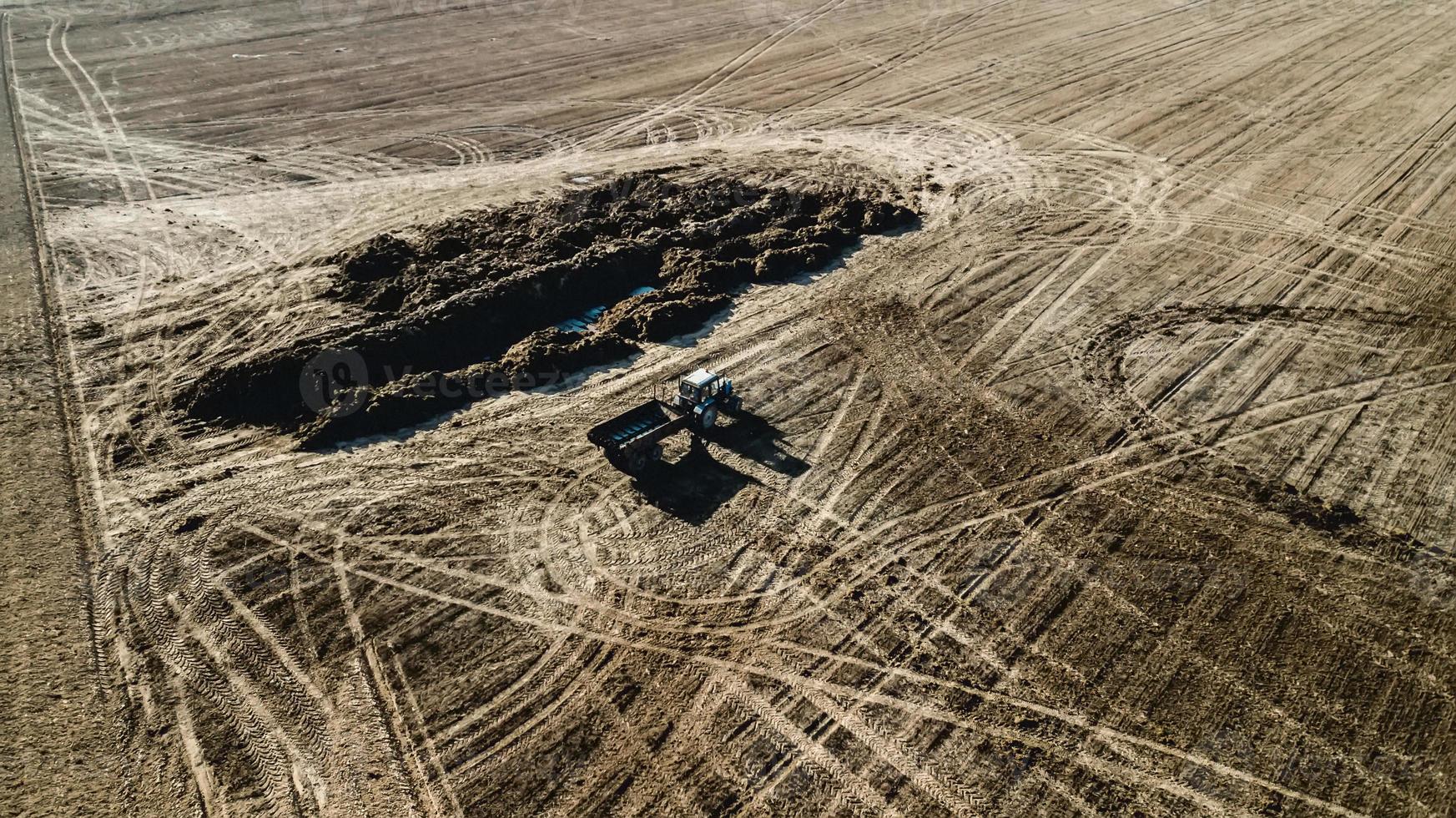 tractor en el campo de la fotografía aérea foto