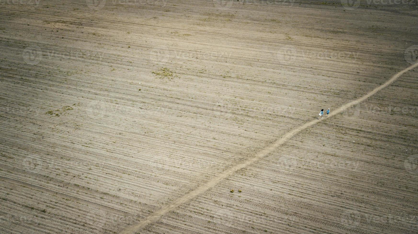 la gente va a la fotografía aérea de campo con un dron foto