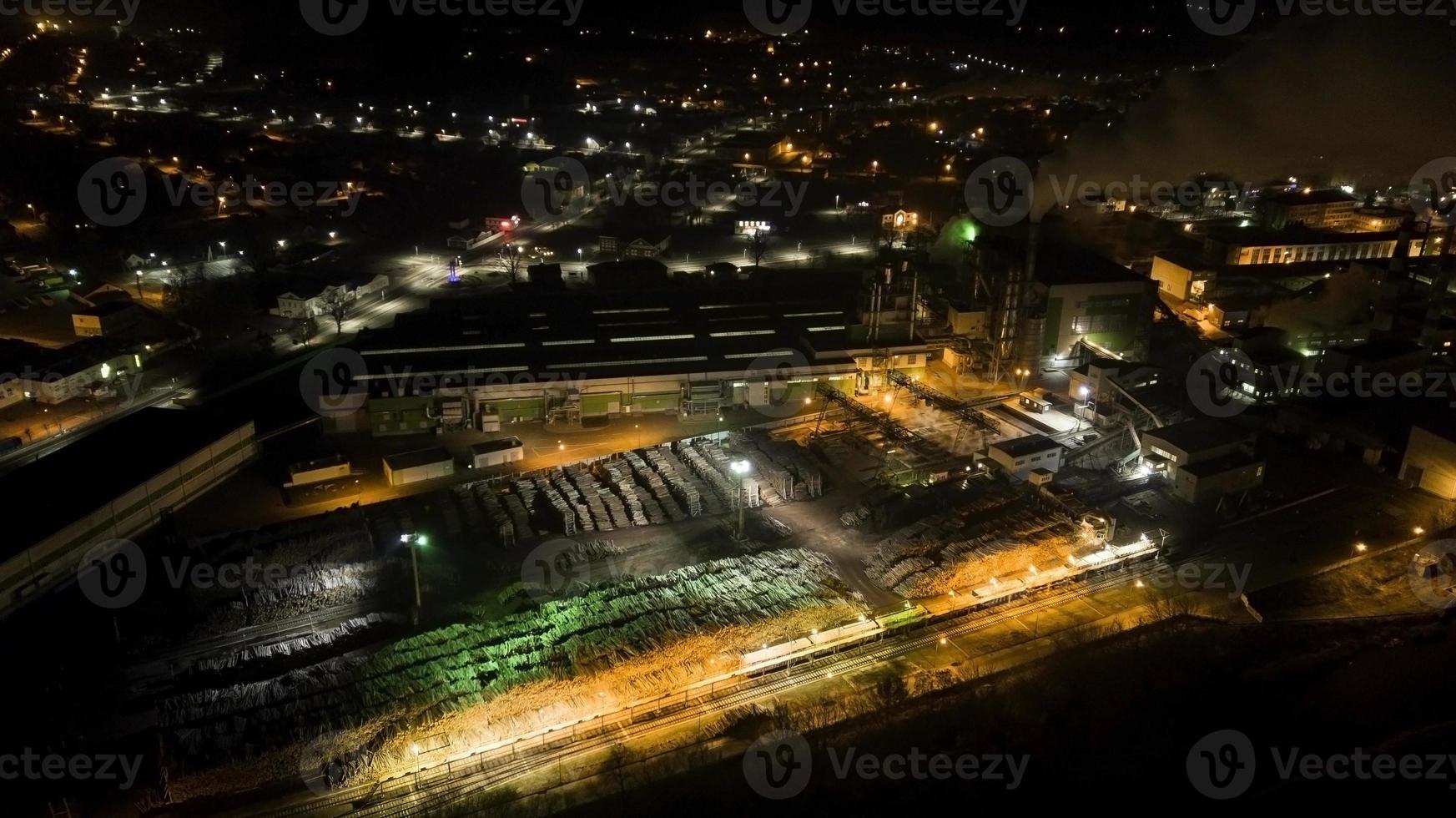 vista nocturna de una fábrica de muebles. disparando desde el dron foto