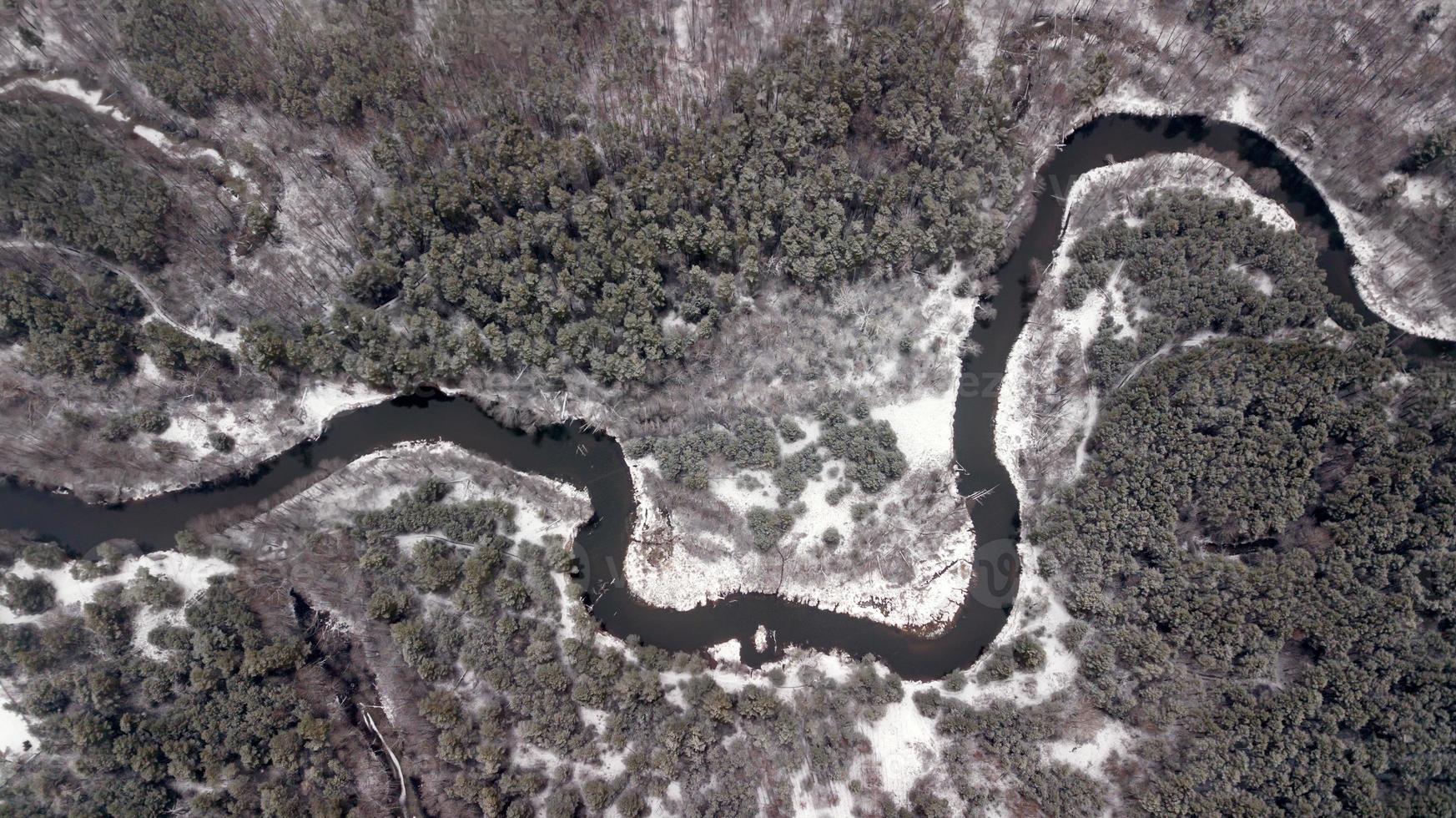 río en el bosque de invierno. fotografía aérea con cuadricóptero foto