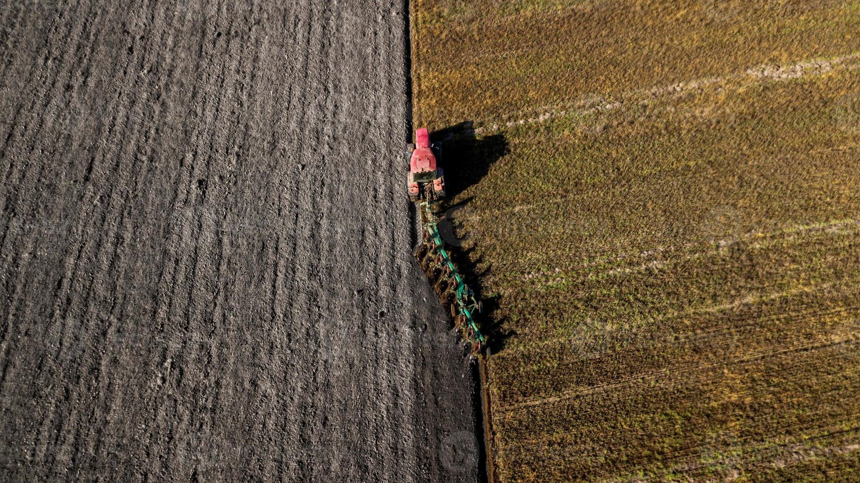 tractor arando el campo foto