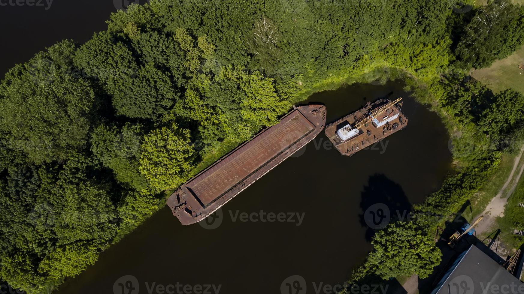 barcaza en el río en la vista superior de la selva amazónica desde un dron foto