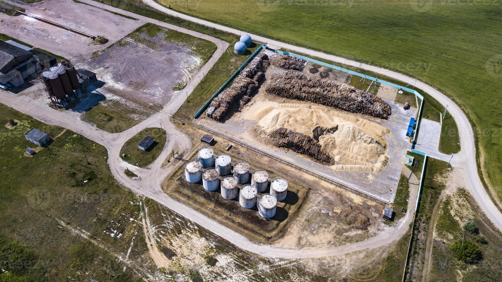 producción de briquetas de combustible a partir de residuos de madera, fotografía aérea desde un dron foto