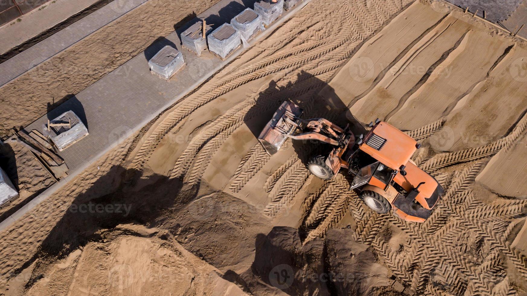 vista de drones de camiones, excavadoras y trabajos de reparación de carreteras en el paisaje rural. fotografía con drones. foto