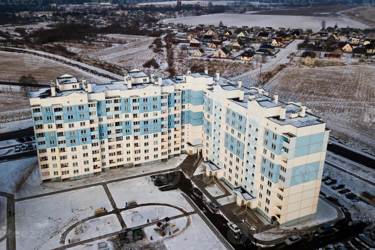 casas residenciales multicolores edificios de gran altura. fotografía aérea con cuadricóptero foto