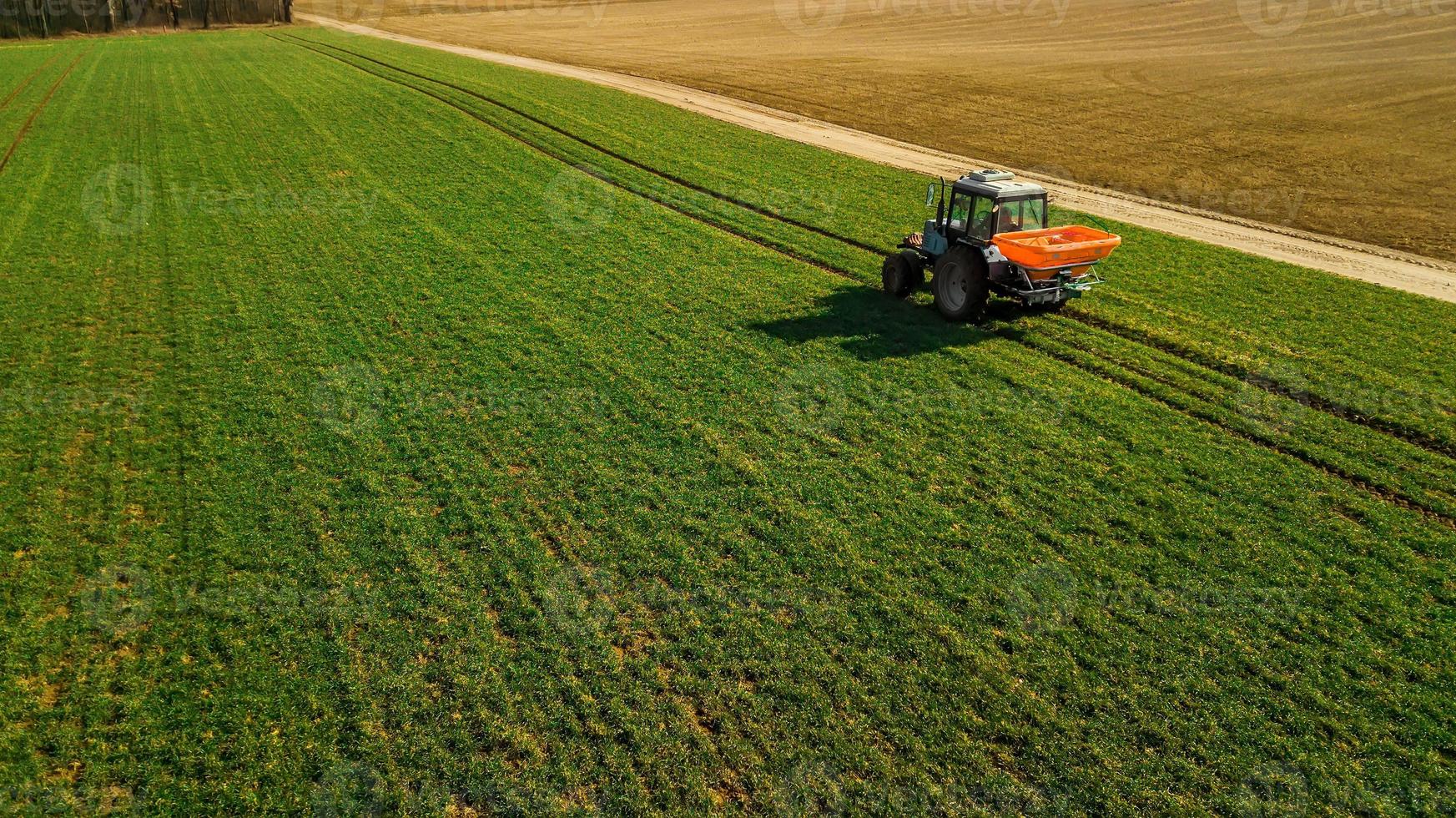 agricultura. tractor de labranza. encuesta aérea foto