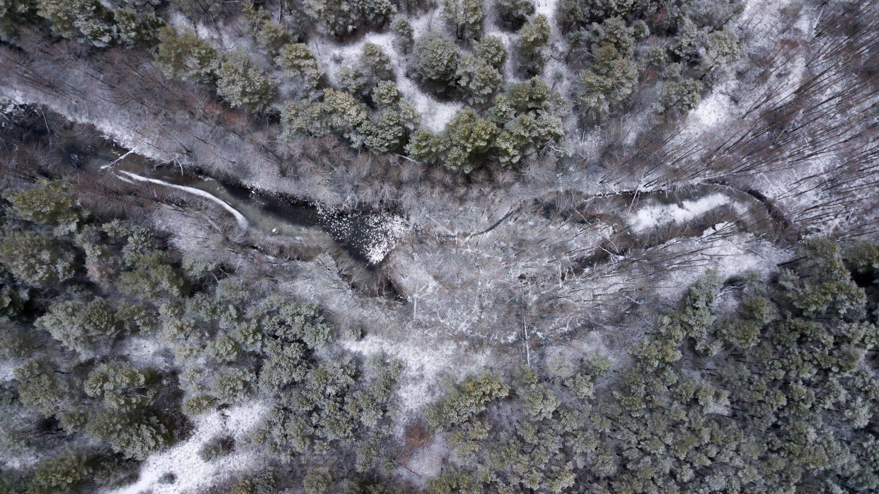lago congelado en el bosque de invierno. fotografía aérea con cuadricóptero foto