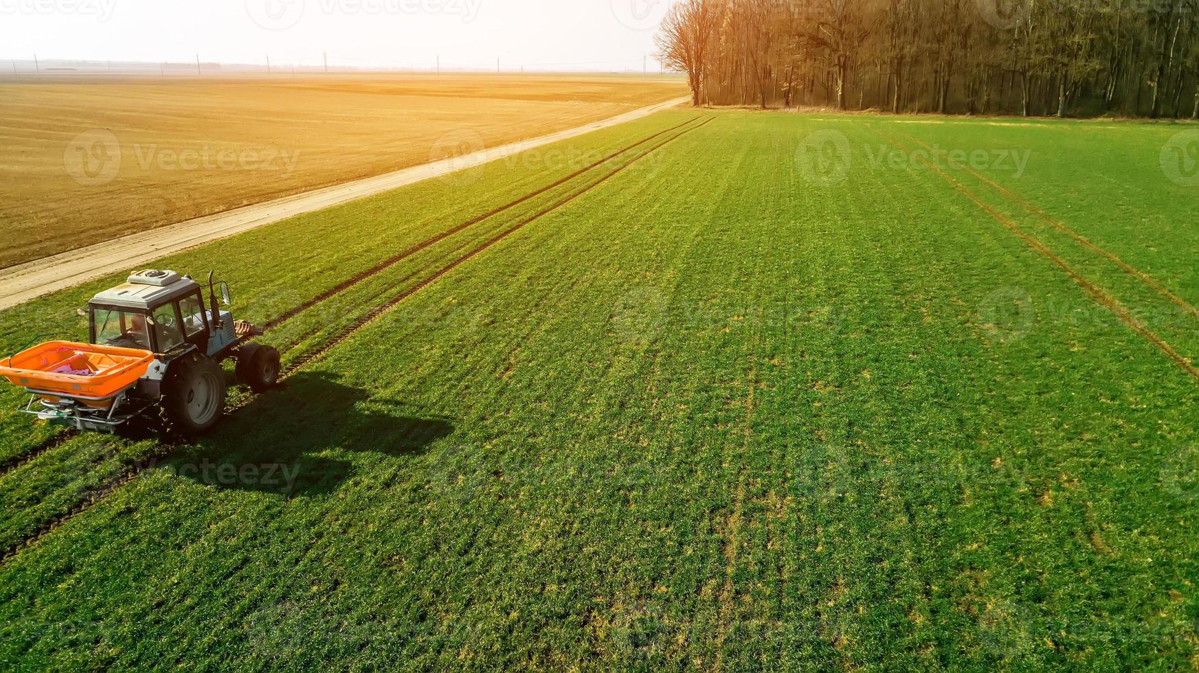 tiro de agricultura con quadrocopter. tractor en el campo foto