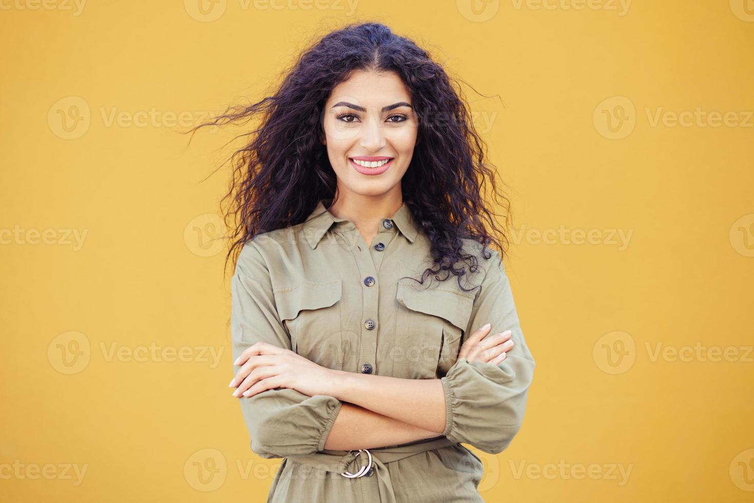 joven mujer árabe con el pelo rizado al aire libre foto