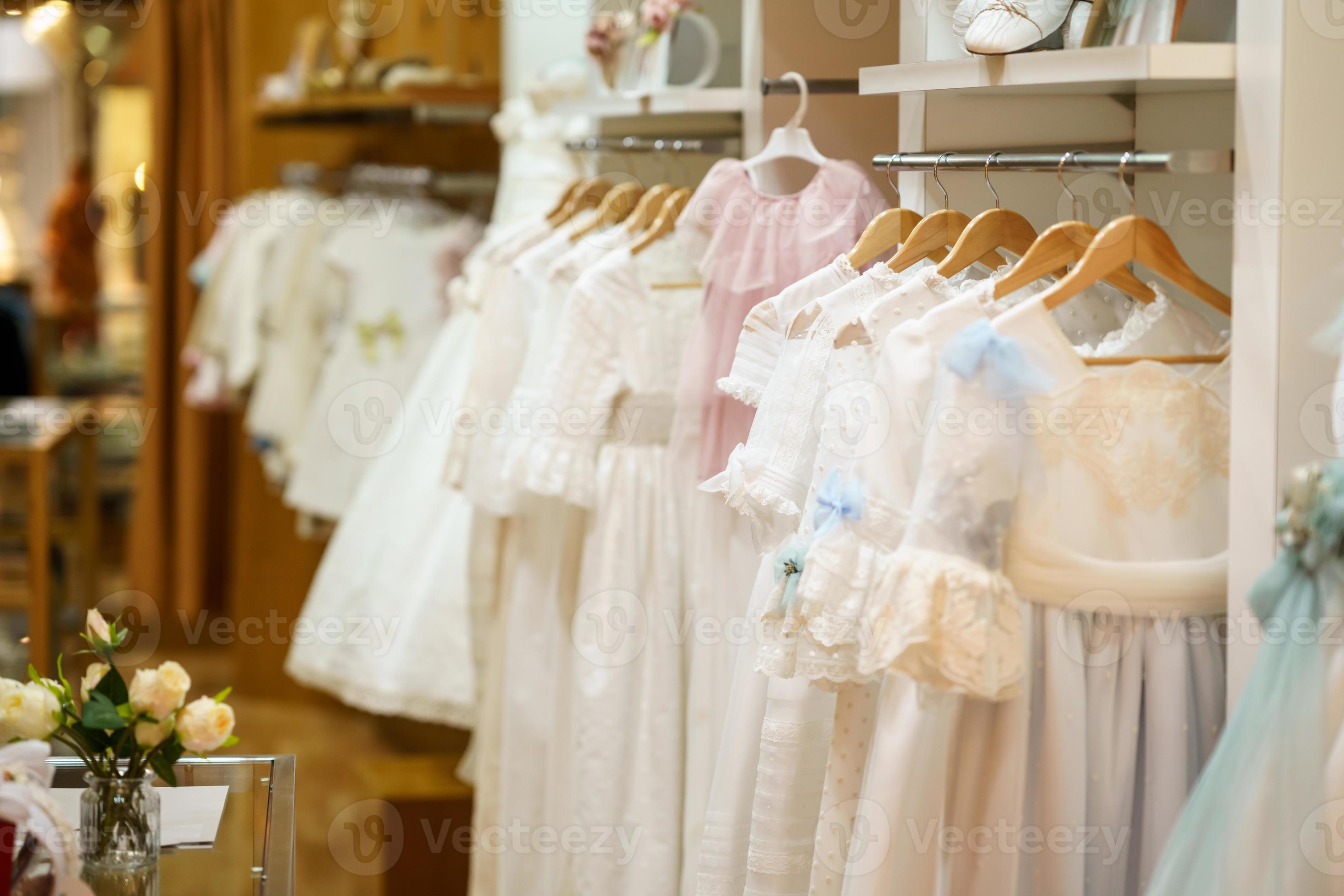 estante de exhibición con vestidos de primera comunión para niñas en una tienda de ropa infantil de 5885781 Foto de stock en Vecteezy