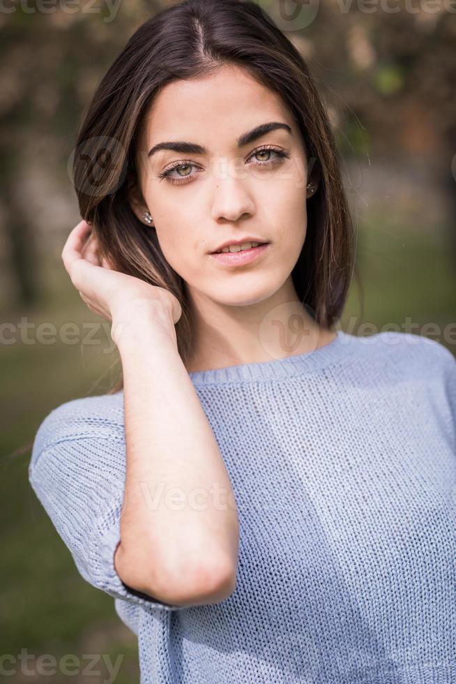 Woman in urban background wearing casual clothes photo