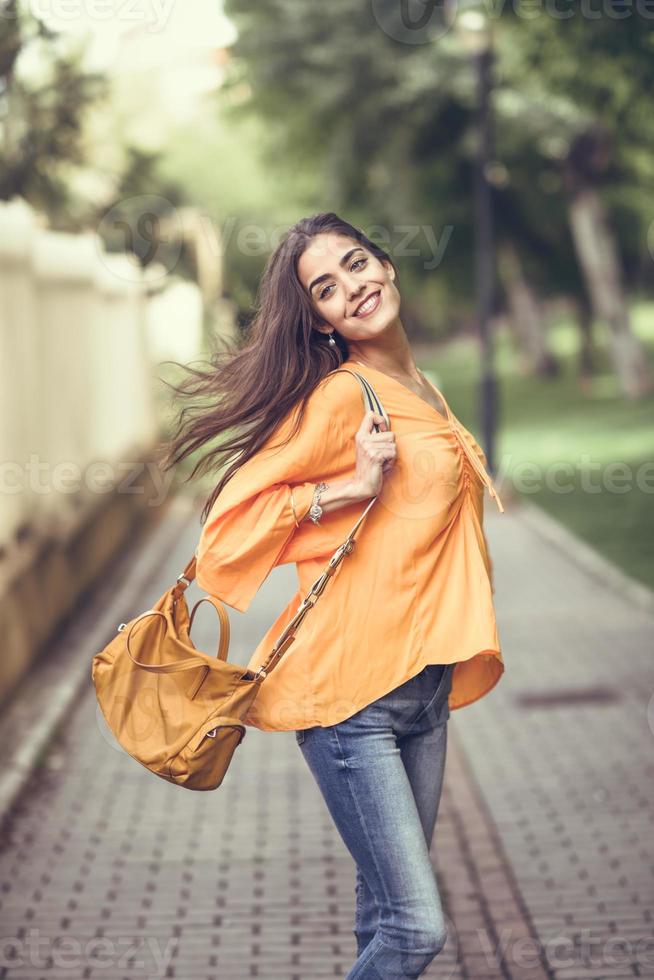 mujer con cabello en movimiento con ropa informal en un entorno urbano.  5887951 Foto de stock en Vecteezy