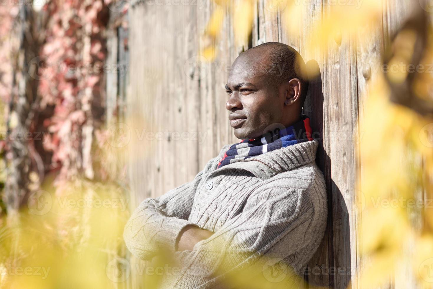 hombre negro con ropa casual en fondo urbano foto