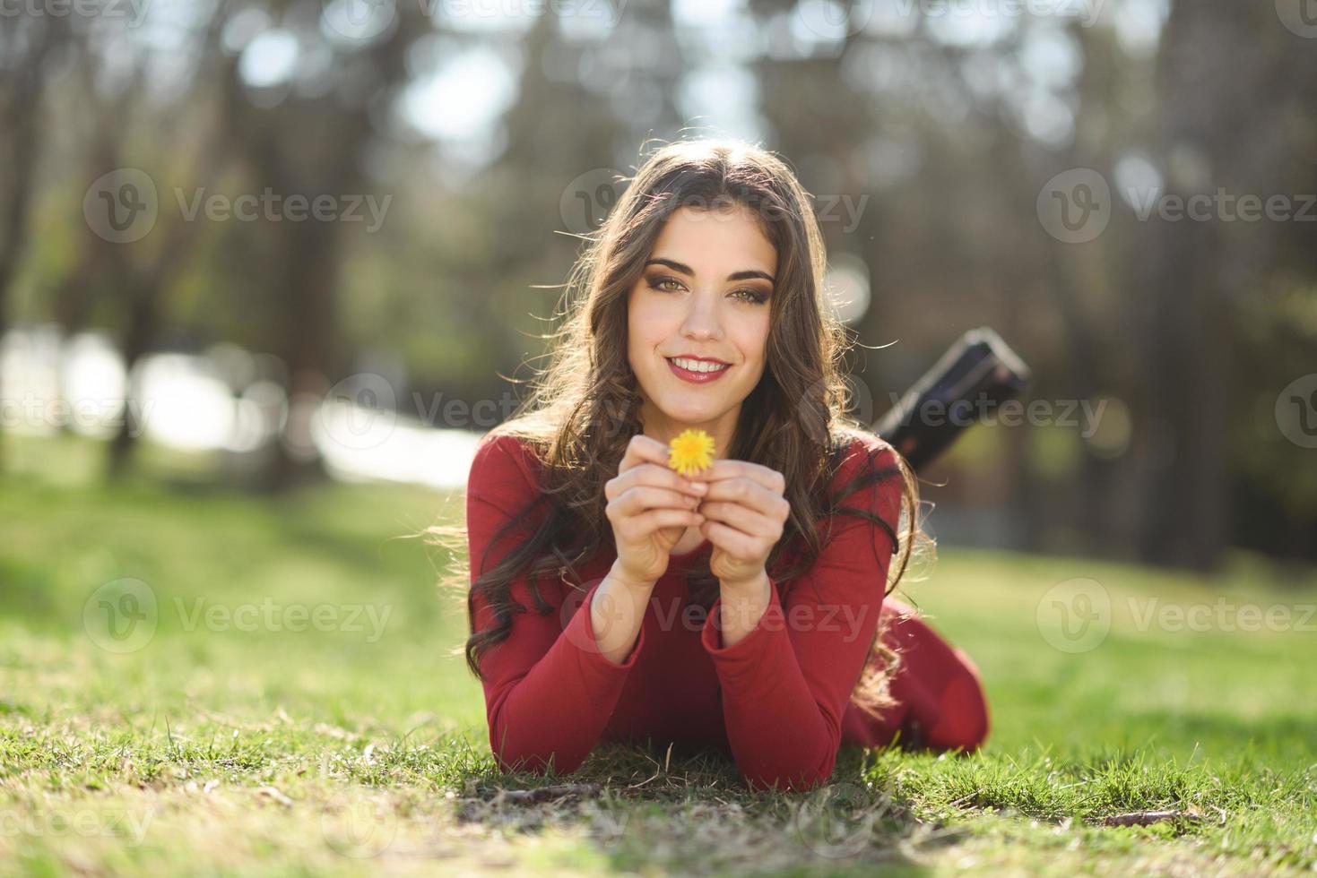 mujer descansa en el parque con dientes de león foto