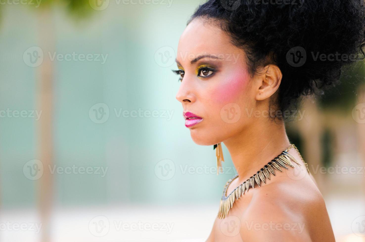 mujer negra con maquillaje de fantasía foto