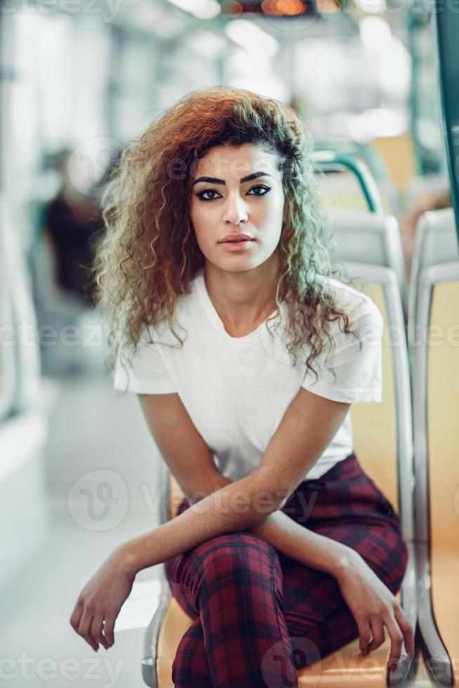 mujer árabe dentro del metro. chica árabe con ropa informal. foto