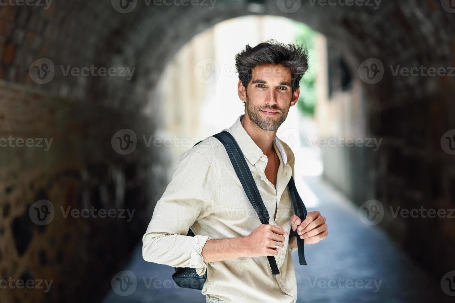 joven haciendo turismo disfrutando de las calles de granada foto