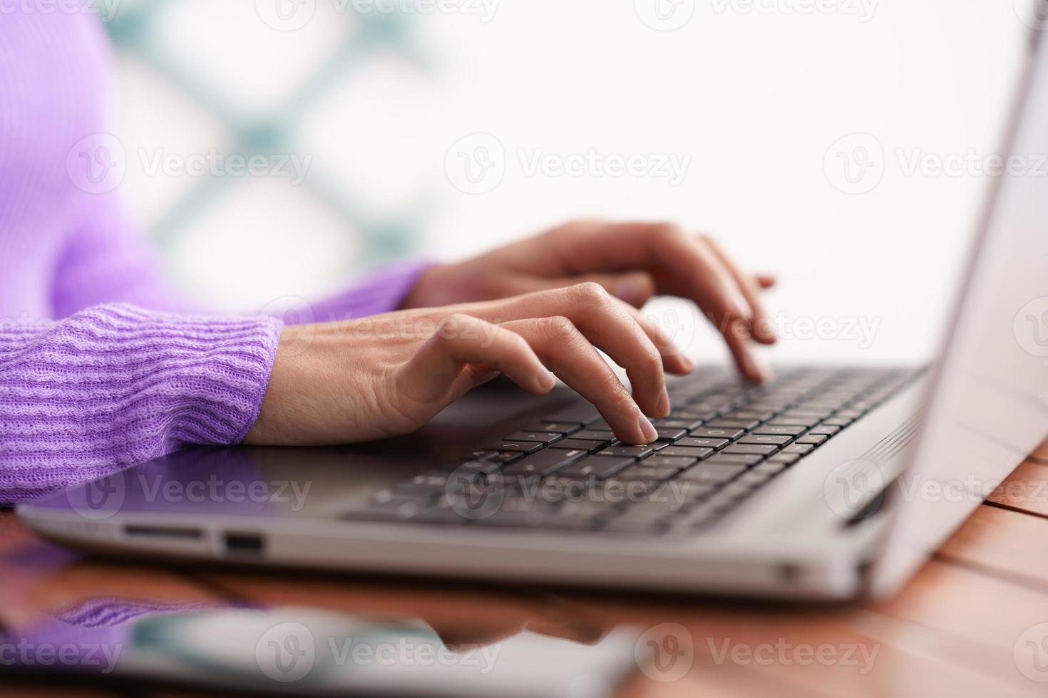 mujer persa en su balcón usando una computadora portátil foto