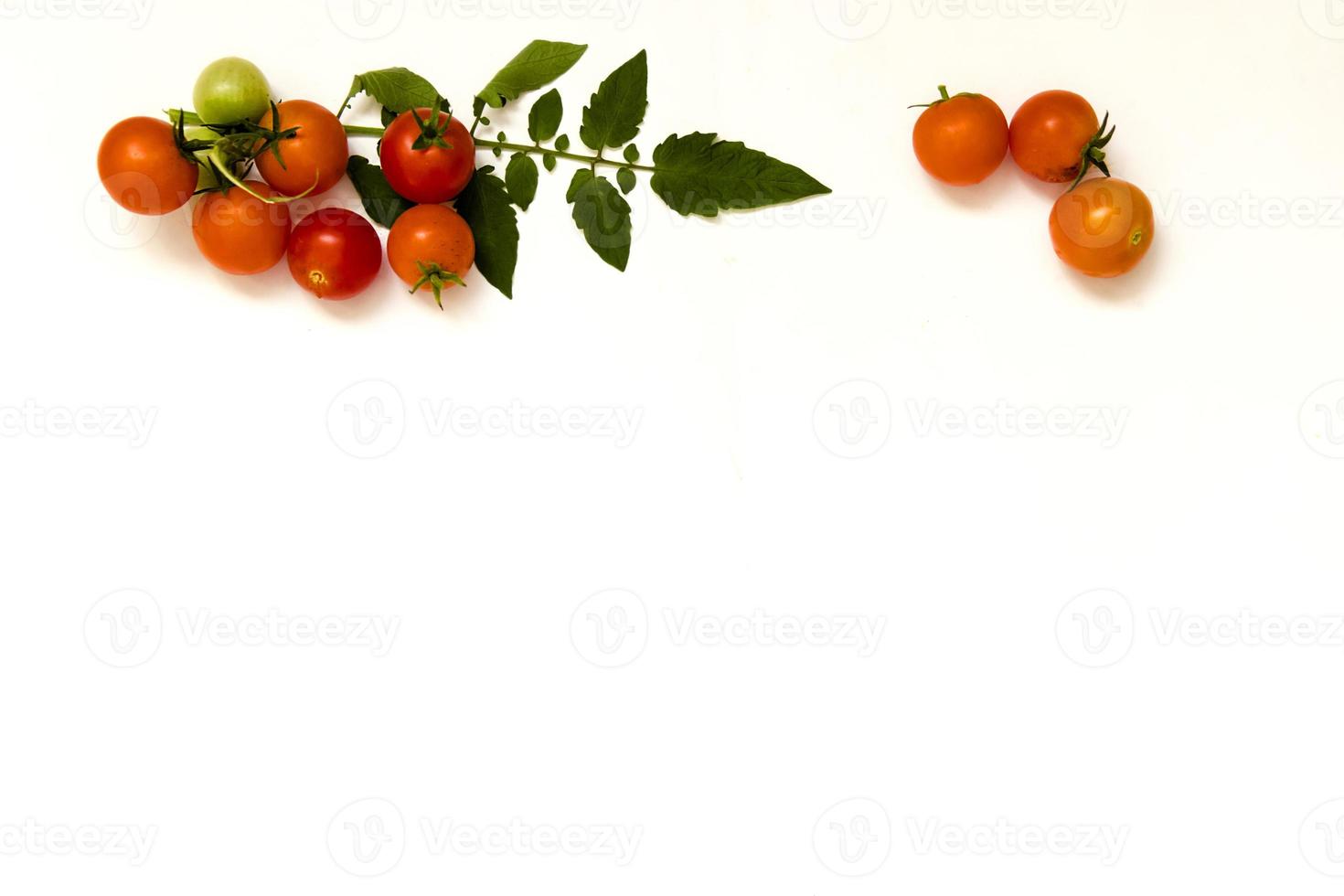 Tomates cherry frescos maduros en aislado sobre fondo blanco. foto