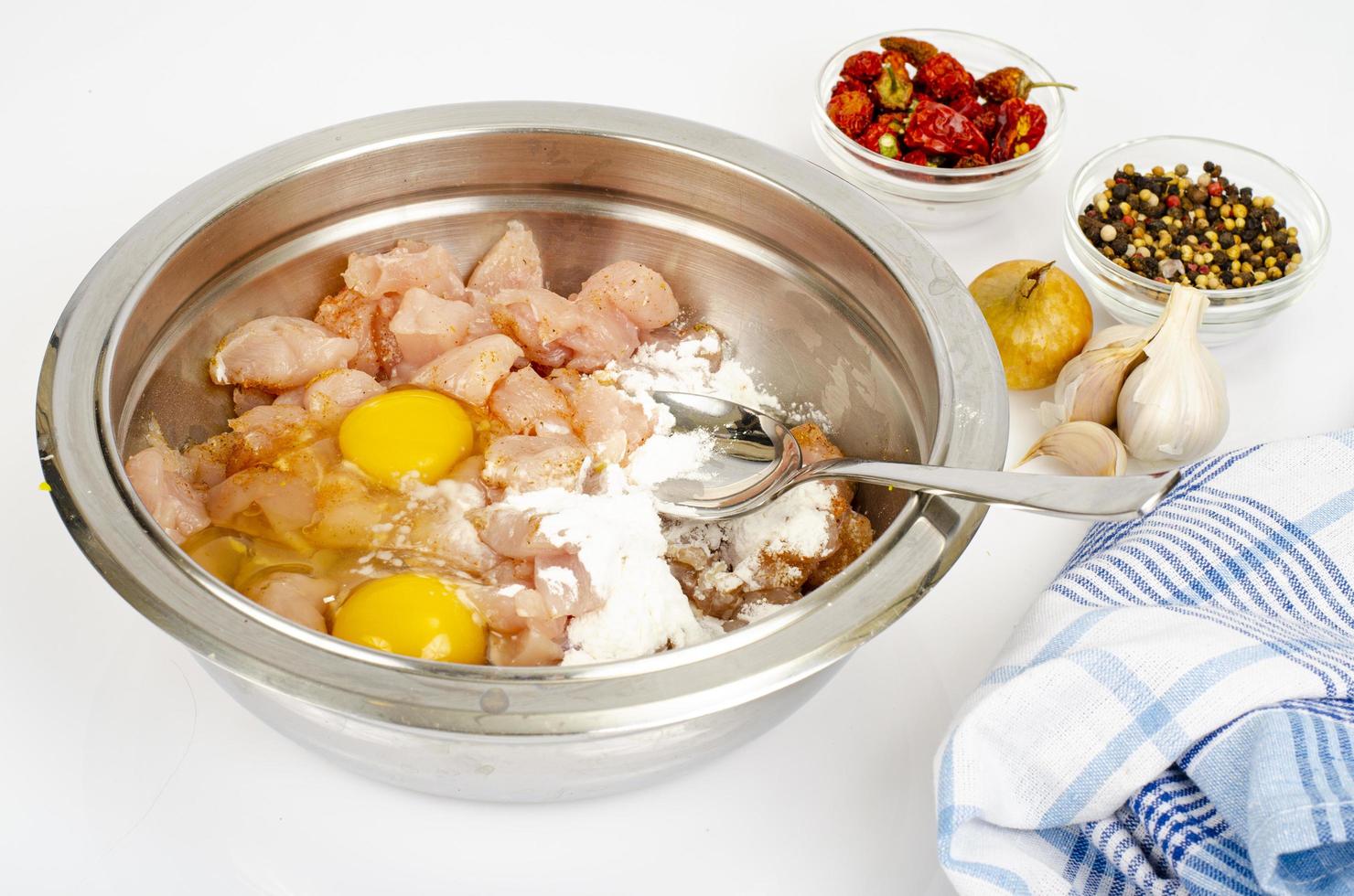 trozos de filete de pollo, huevos crudos, especias para cocinar. foto de estudio