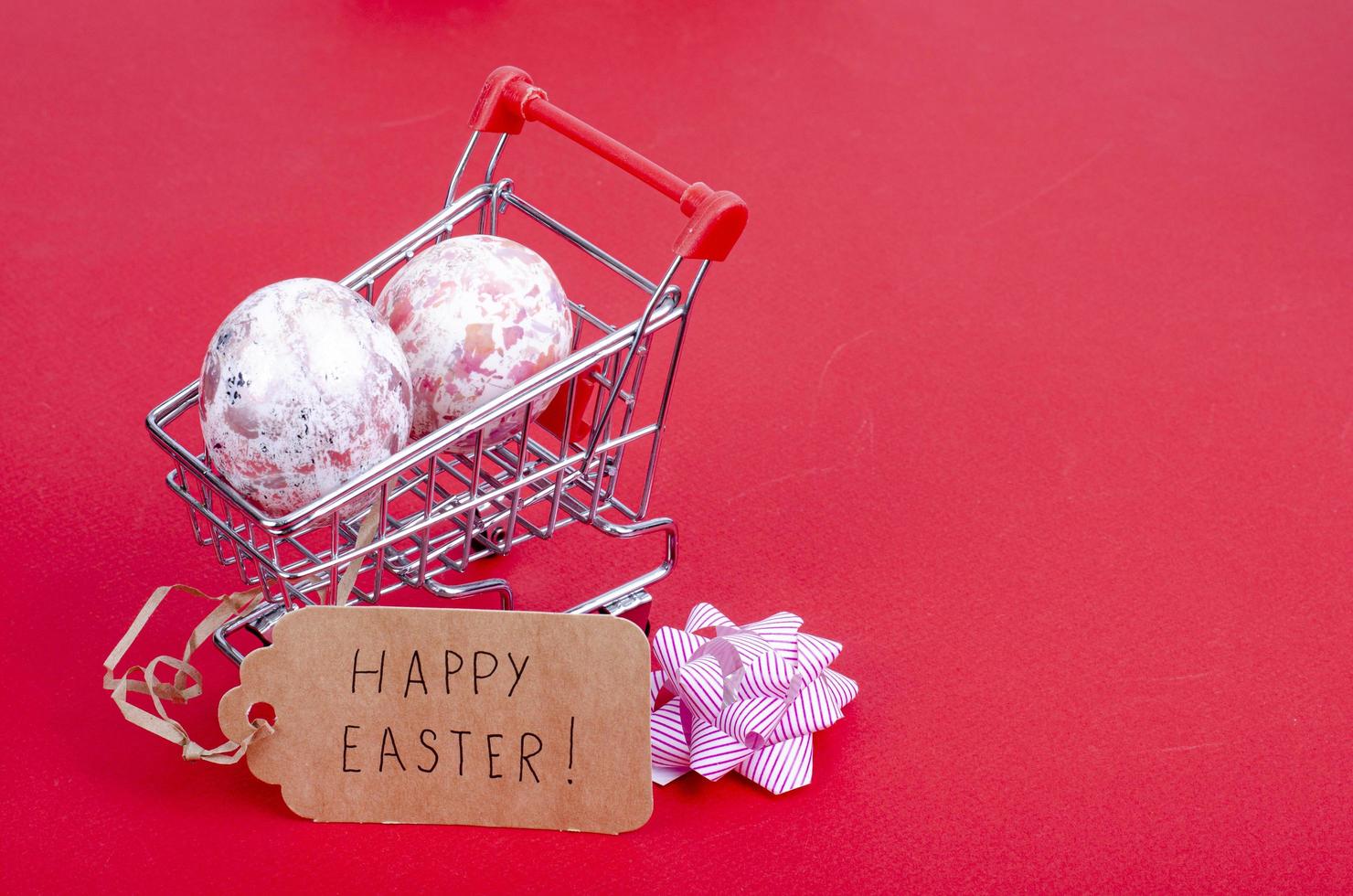 carrito de supermercado lleno de huevos de gallina. concepto de preparación para pascua, compra de alimentos. espacio para texto. foto de estudio