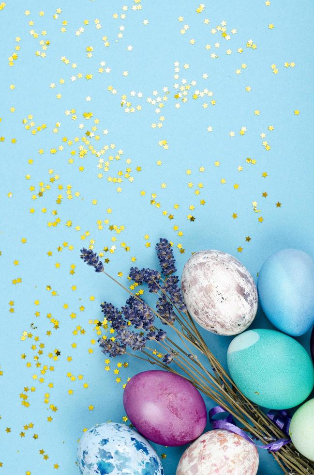 huevos de pascua hechos a mano decorados para la temporada navideña con fondo azul. concepto abstracto mínimo creativo. foto de estudio