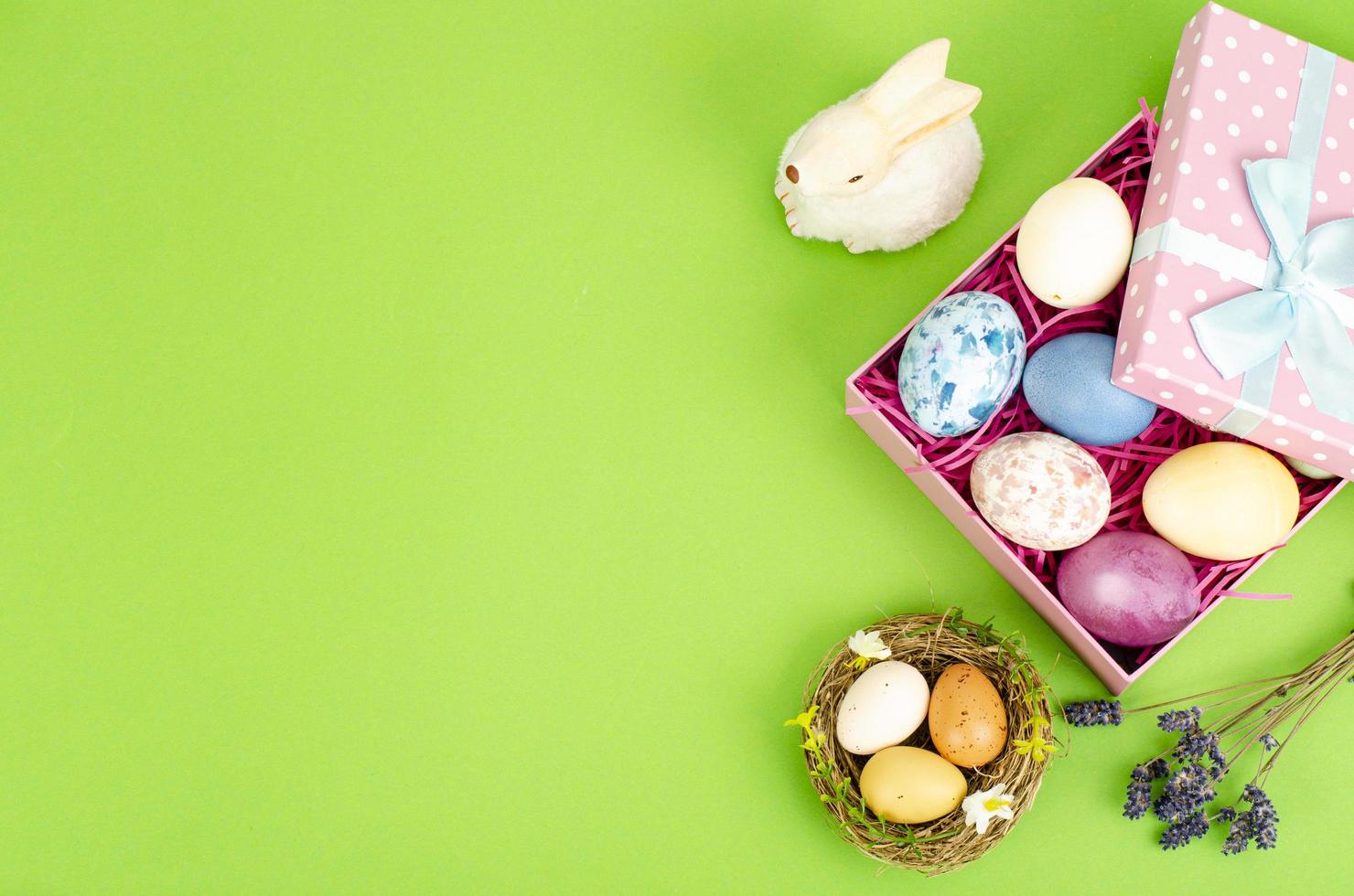 huevos multicolores en caja de regalo abierta. concepto de las felices vacaciones de Pascua, plantilla de tarjeta de felicitación. foto de estudio