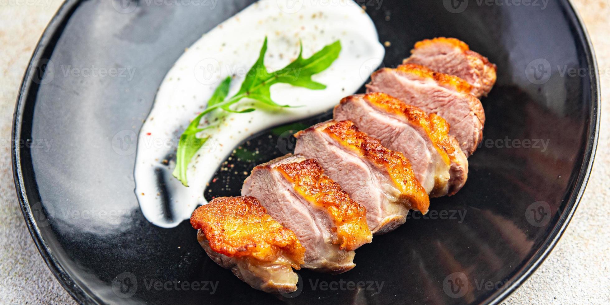 pechuga de pato pollo frito carne segundo plato comida saludable porción fresca foto