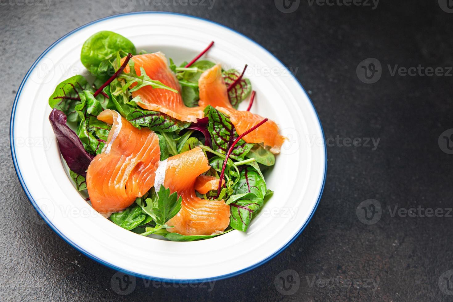 ensalada de salmón huevo cocido, lechuga de hojas verdes comida fresca foto