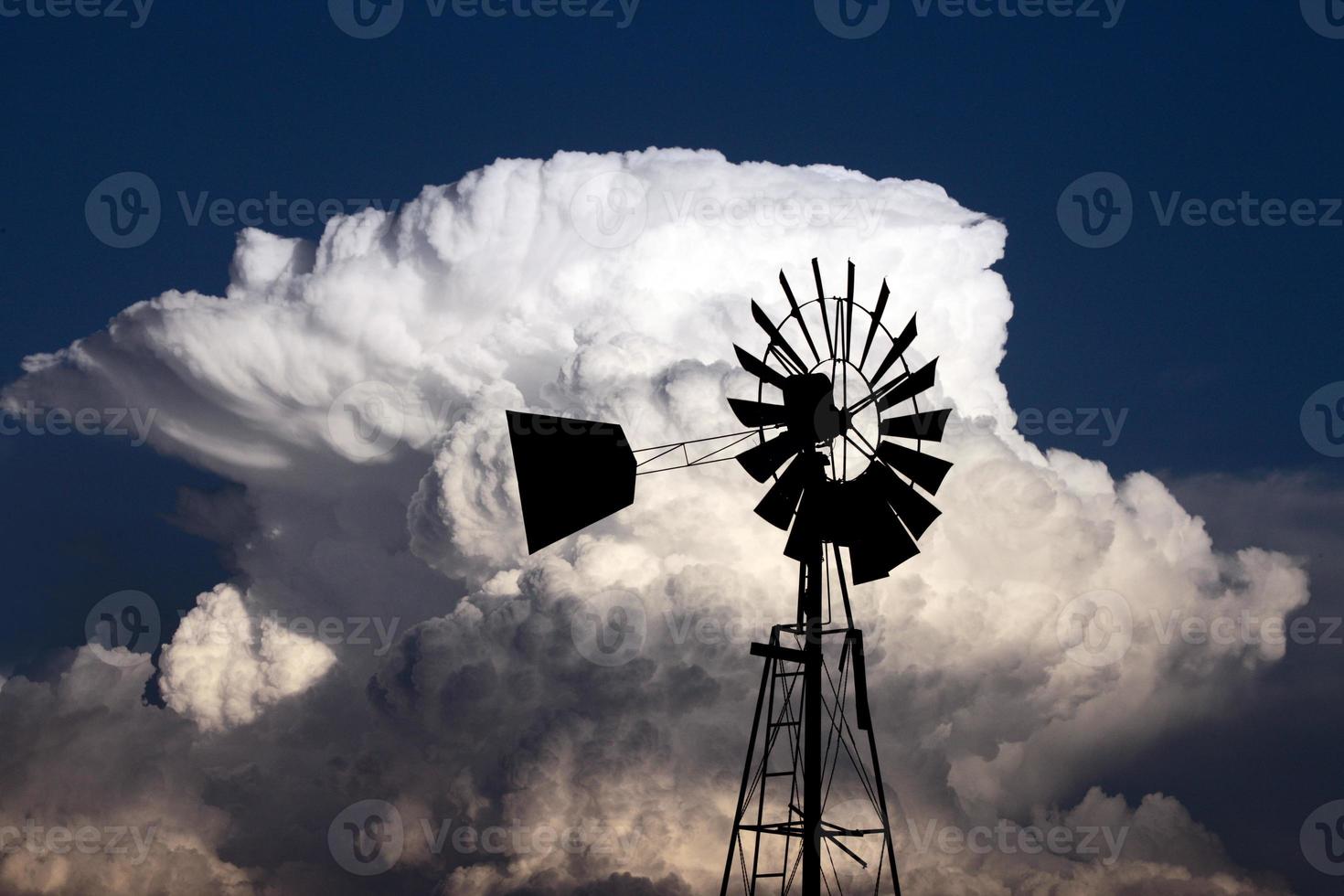 molino de viento antiguo foto