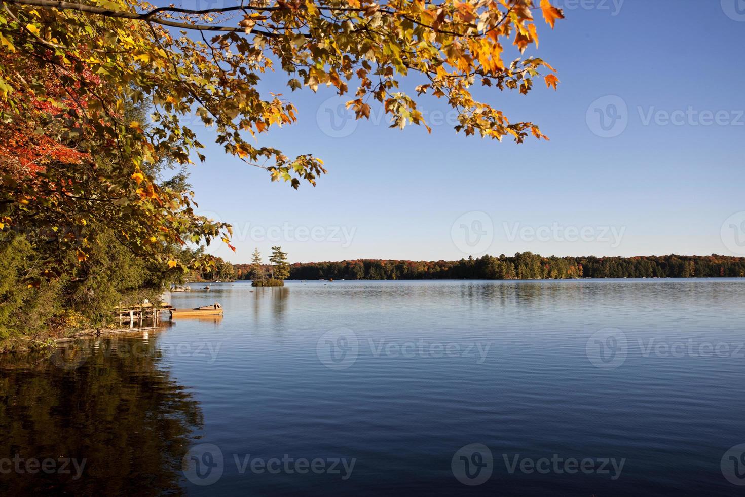 lago en otoño foto