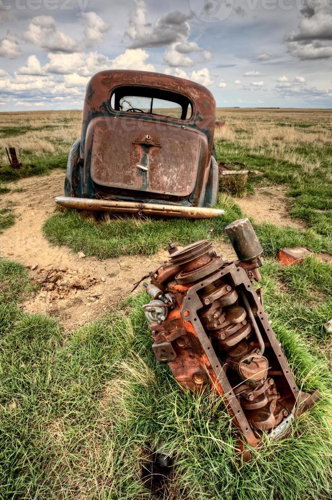 pradera de vehículos abandonados foto