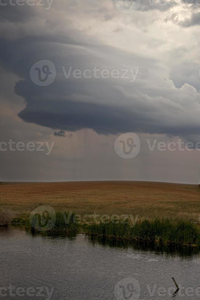 pradera nubes de tormenta foto