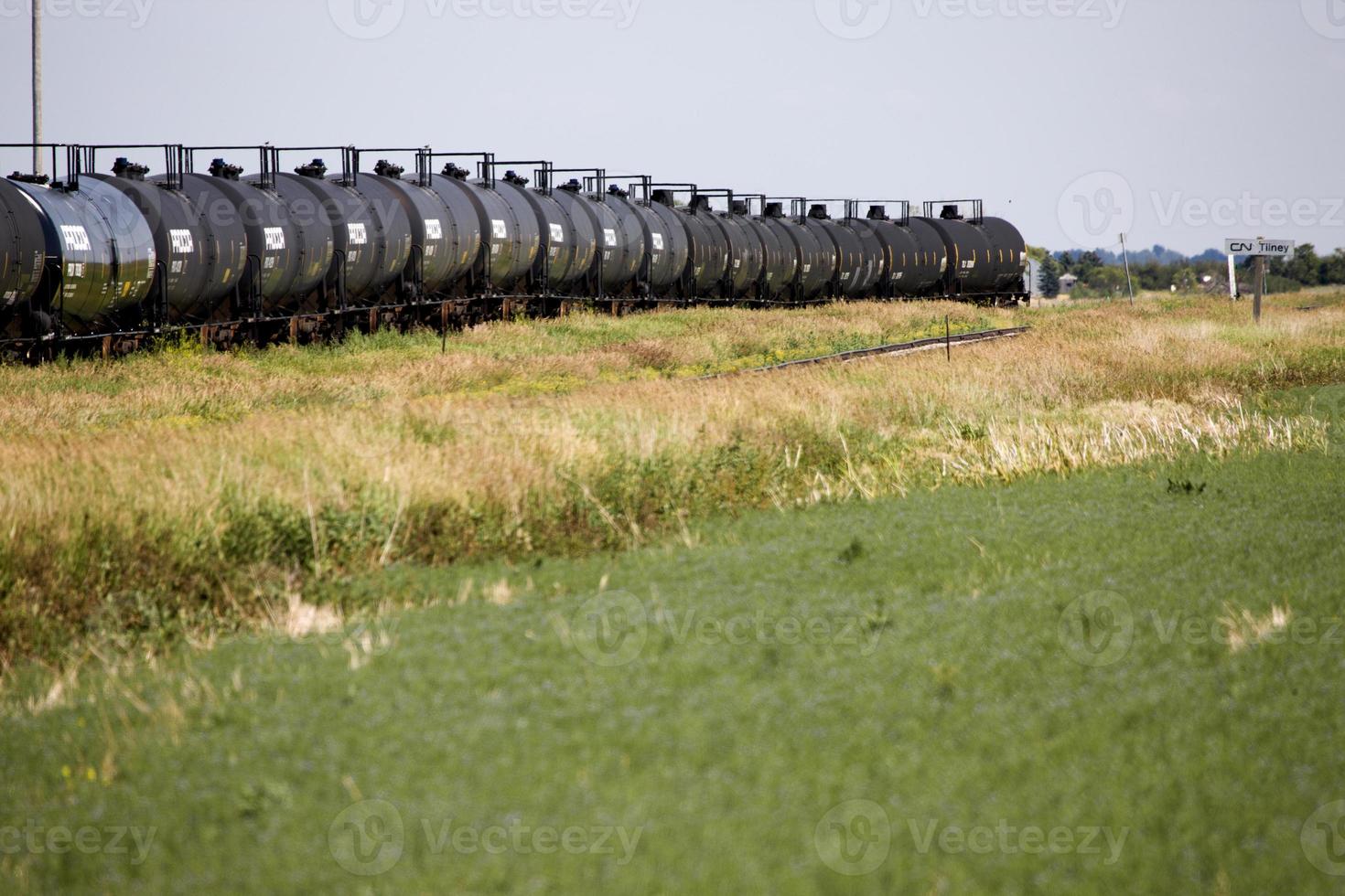 vagones de tren de petróleo crudo foto