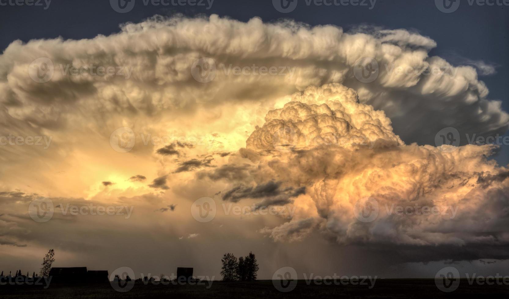 pradera nubes de tormenta foto