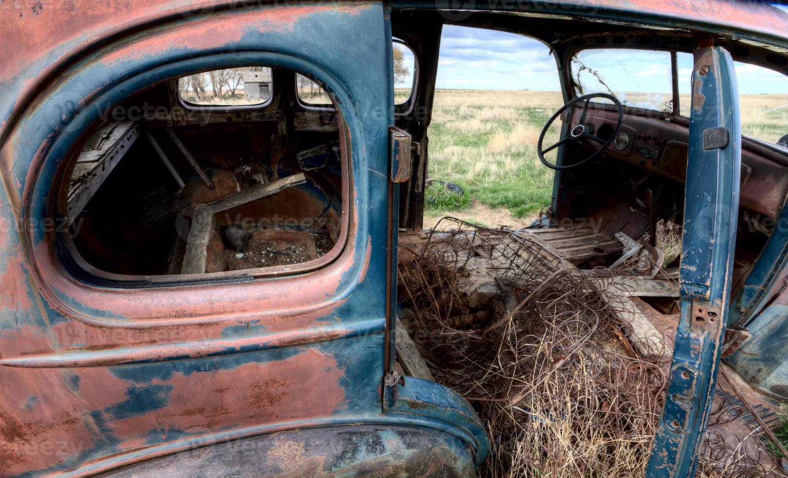 pradera de vehículos abandonados foto