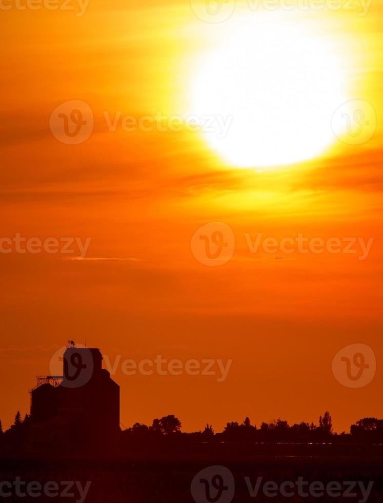silueta al atardecer con elevador de granos foto