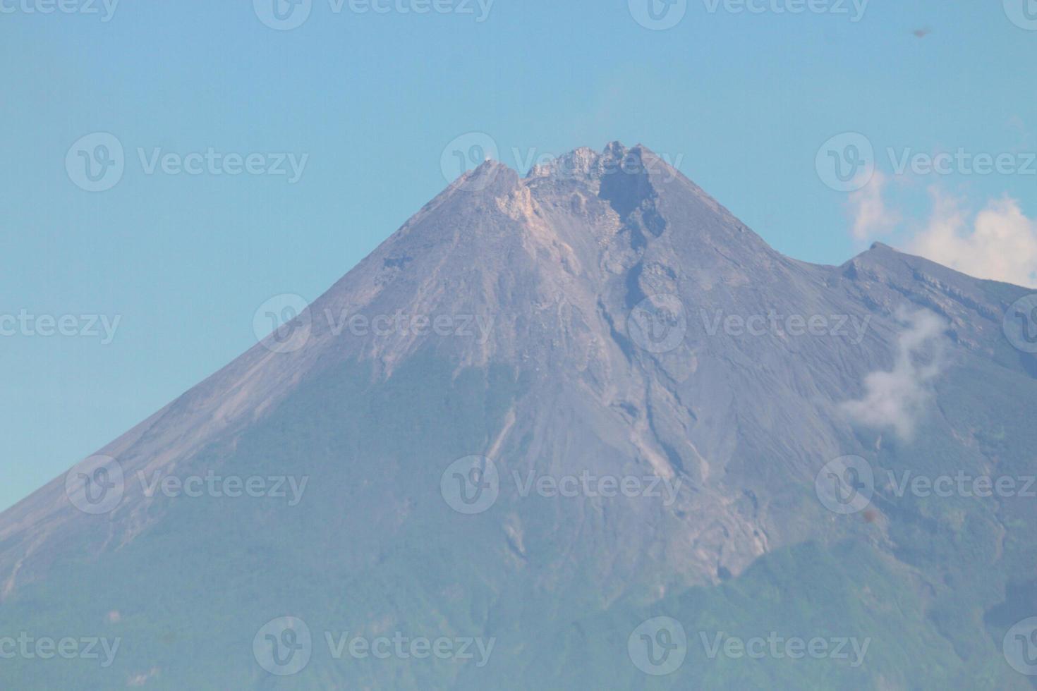 cráter del monte merapi en yogyakarta, vista del paisaje del volcán indonesia foto