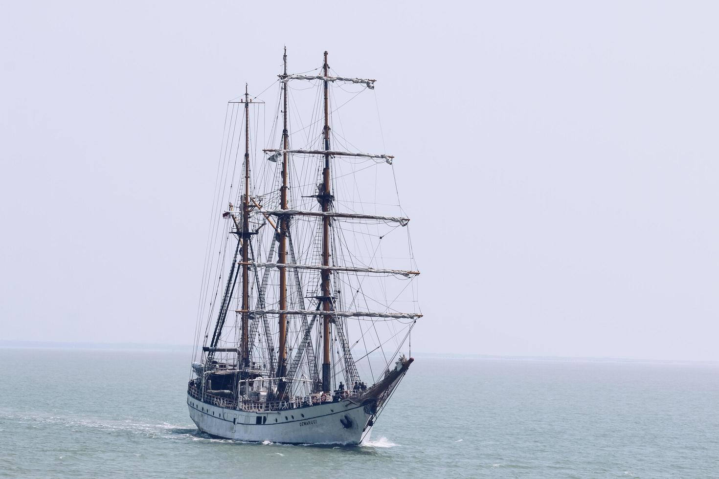 el buque escuela de vela de la armada indonesia kri dewaruci en medio del océano de javanesse, norte de madura, indonesia. surabaya, indonesia - abril, 2019 foto