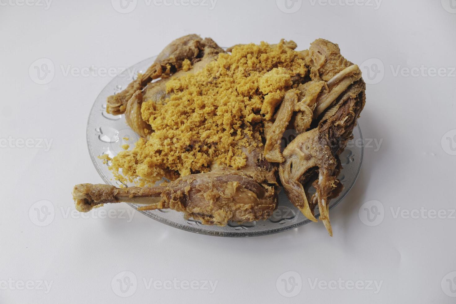 el pollo ingkung generalmente se sirve en una taza grande como una variedad de eventos y celebraciones tradicionales en java, como ceremonias religiosas. foto