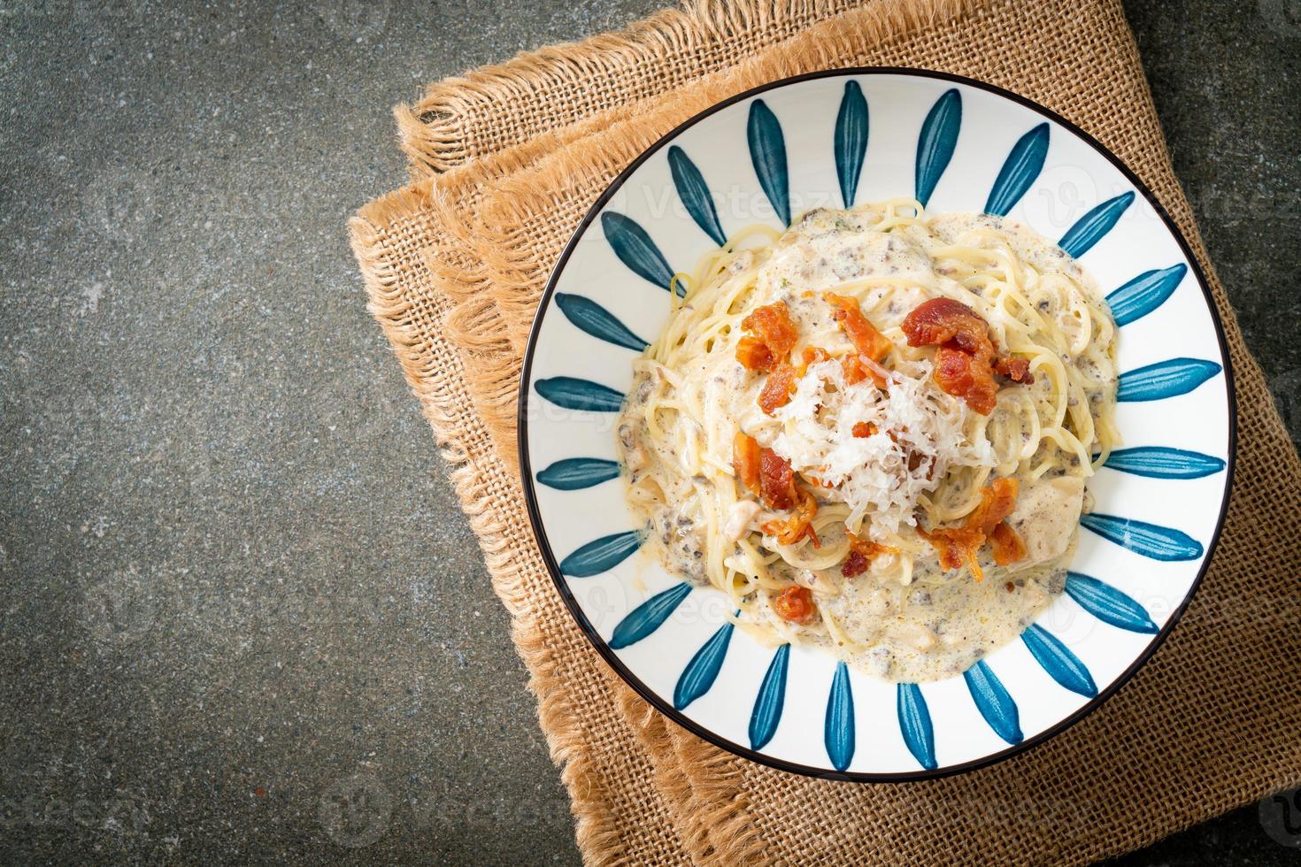 spaghetti with truffle cream sauce and mushroom photo
