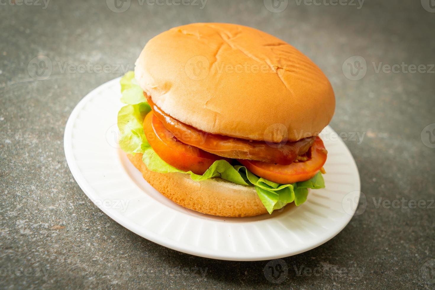 Hamburguesa de pollo con salsa en un plato foto