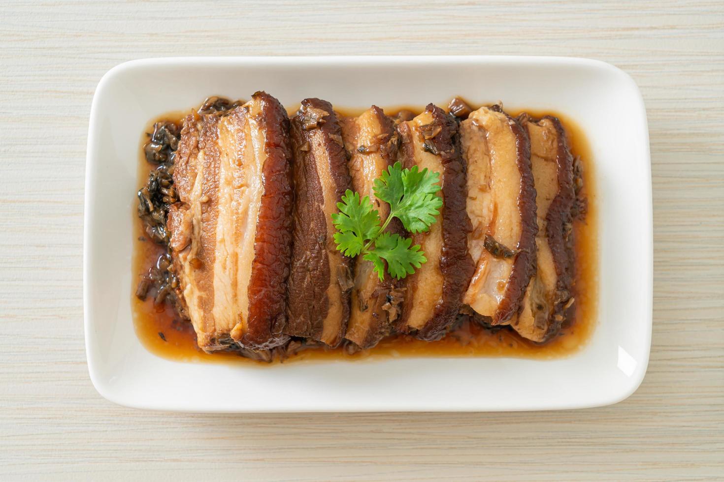 panceta al vapor con recetas de cubbage de mostaza swatow o mei cai kou rou foto