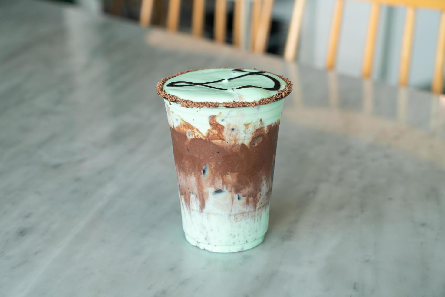 vaso de batido de menta con chocolate helado foto