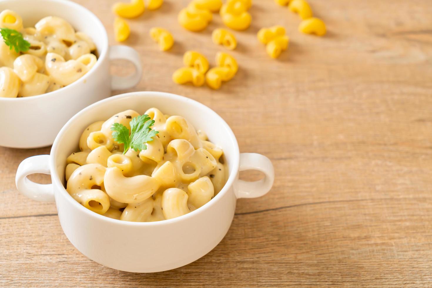 macaroni and cheese with herbs photo