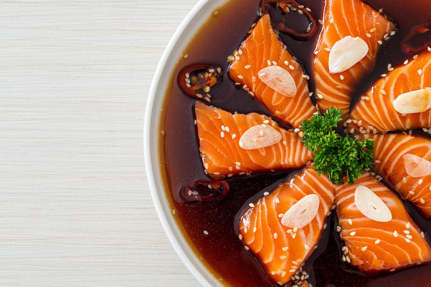 shoyu marinado con salmón o salsa de soja en escabeche con salmón foto